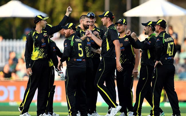 Australia restricts Sri Lanka to 121/6