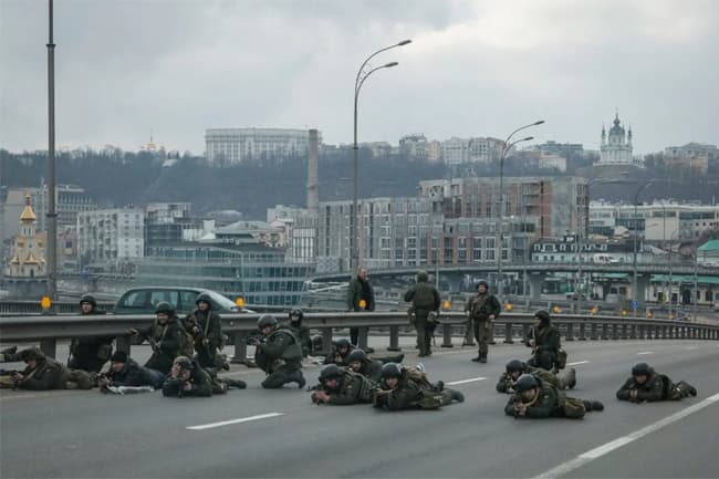 Ukraine braces for battle in Kyiv as Russian tanks roll in