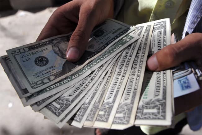 Selling rate of US dollar at Rs. 275 at several banks