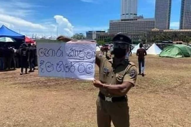 Police officer who joined Galle Face protest interdicted