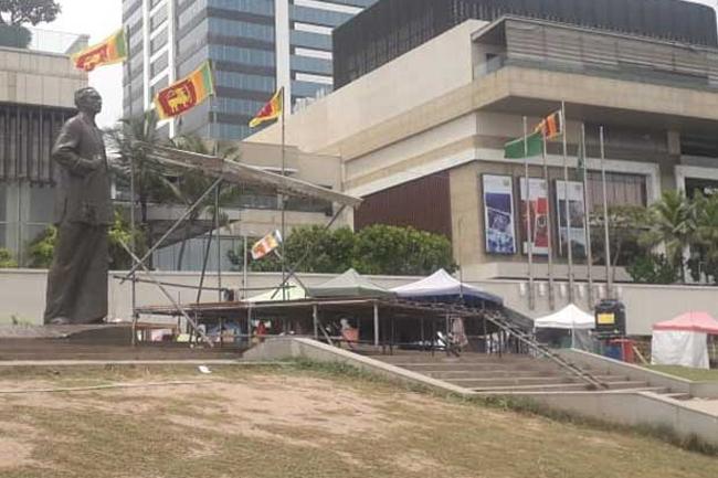 People barred from assembling near Bandaranaike statue at Galle Face