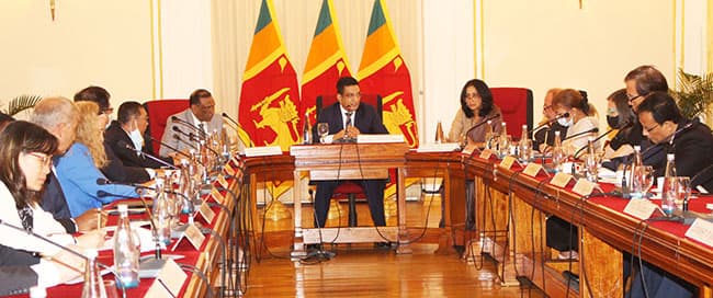 Foreign Minister briefs diplomatic corps on current developments