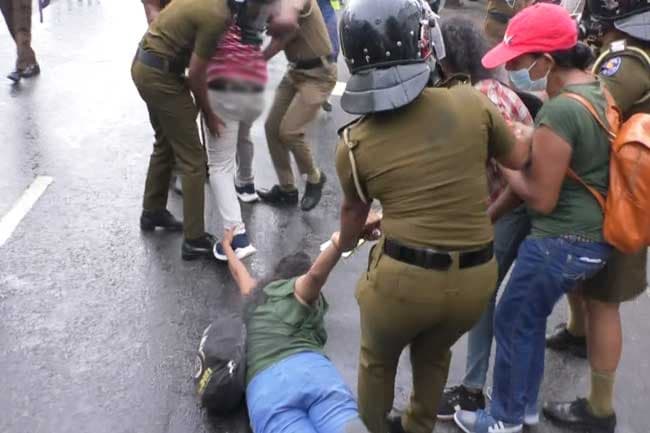 25 arrested during IUSF protest in Maradana