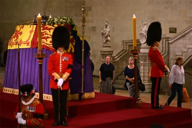 British public pays respects to queen’s coffin