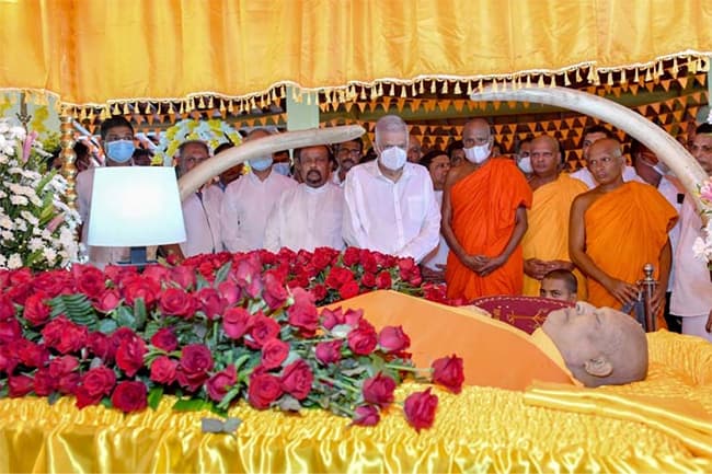 President pays respects to remains of Most. Ven. Dr. Pallegama Sirinivasa Thero