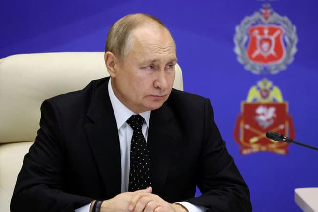 Putin sounds out military commanders on Ukraine