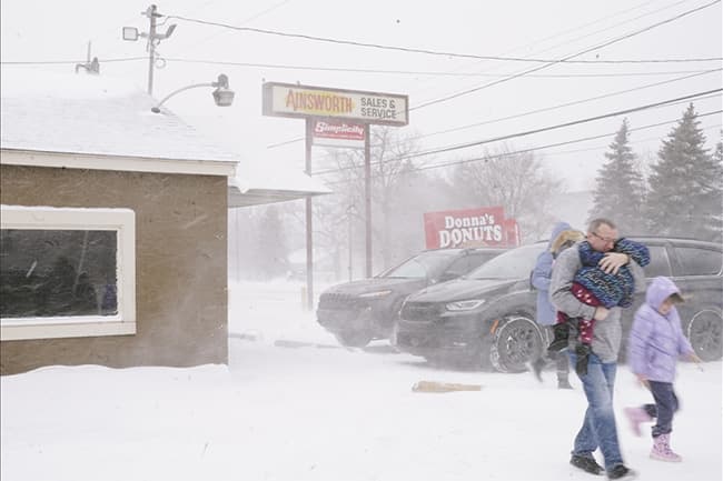 US winter storm death toll rises as bad weather drags on