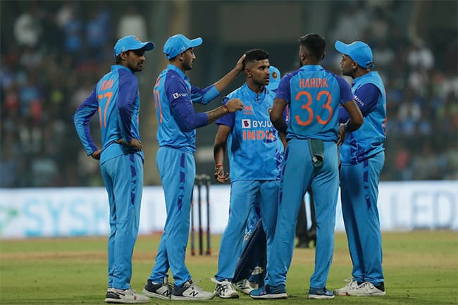 India beat Sri Lanka by 2 runs in T20 series opener