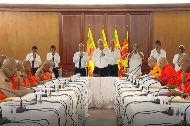 President meets with Sangha Sabha Committee of Malwathu, Asgiri chapters