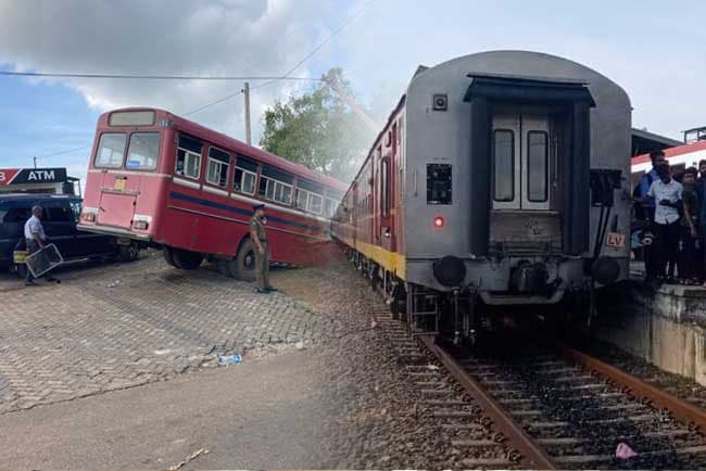Bus and car collide with train in Kilinochchi