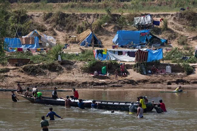 Thousands flee into Thailand amid renewed Myanmar fighting