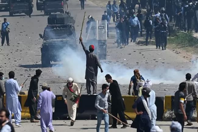 Deadly violence in Pakistan as ex-PM charged with corruption