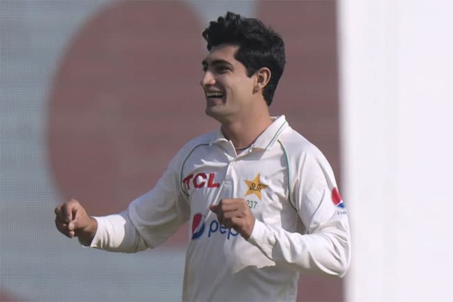Pakistan bowl Sri Lanka out for 166 in second test