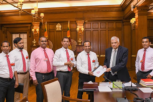 New GMOA office bearers hand over set of proposals to President
