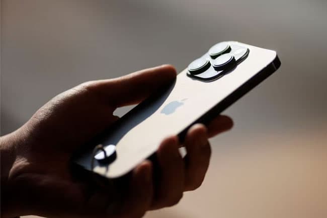 China bans government officials from using iPhones for work, Wall Street Journal reports