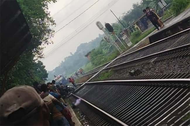 Youth travelling on roof of overcrowded train dies after falling