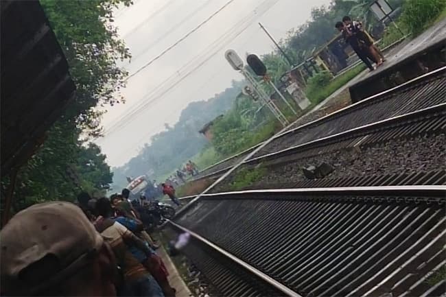 Youth travelling on roof of overcrowded train dies after falling