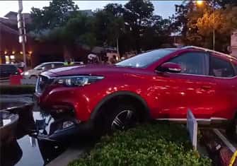 Traffic cop critical after being run over by SUV in Colombo