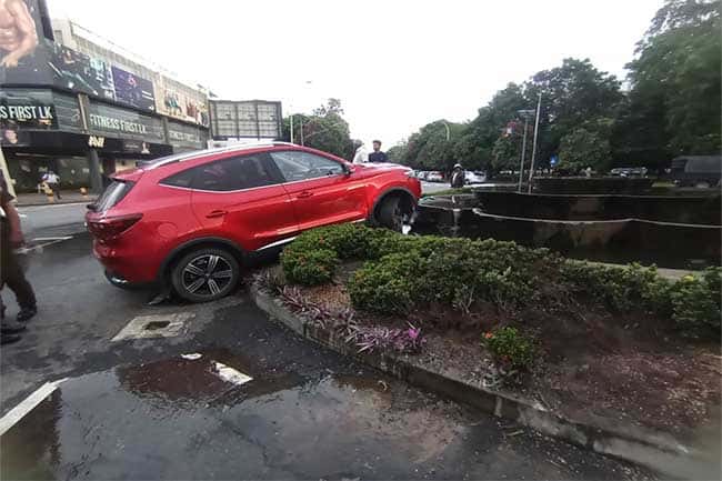 Traffic cop critically injured after being run over by SUV dies