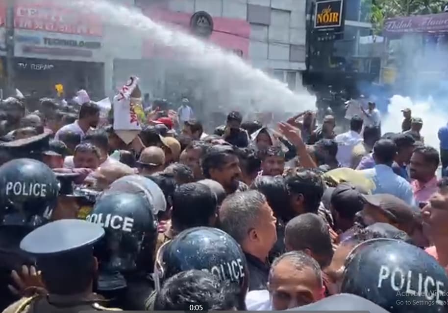 Tear gas fired at teachers’ protest in Pelawatte