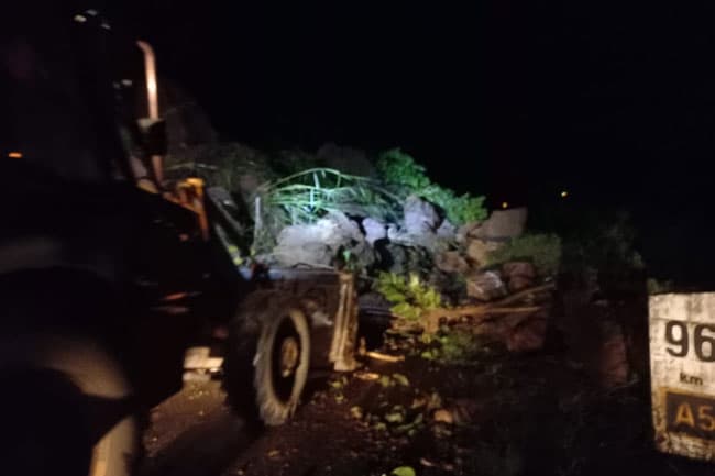 Nuwara Eliya - Badulla main road blocked due to earthslip