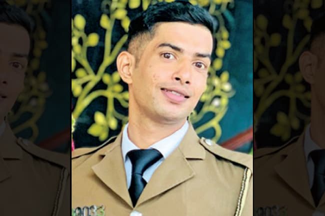 Constable who drowned in canal during chase promoted posthumously