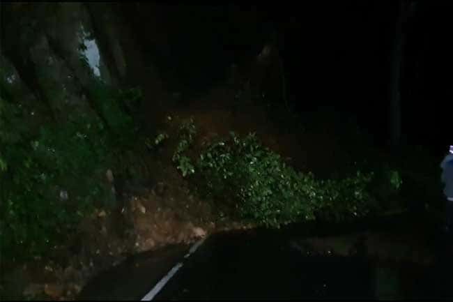 Colombo–Hatton road blocked due to earth mound collapsing