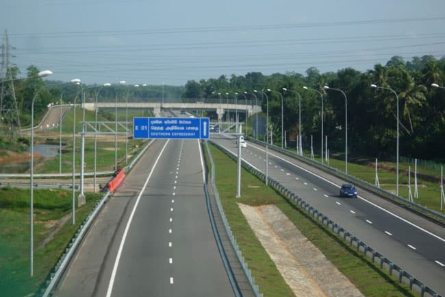 Road from Kokmaduwa Interchange to Kananke inundated