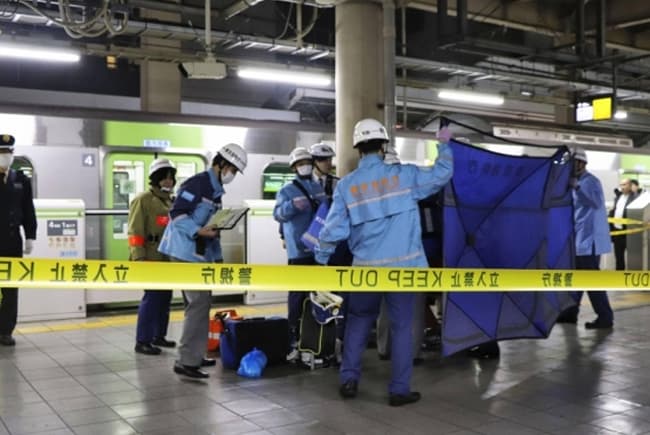 Four injured in stabbing incident on Tokyo train, woman arrested