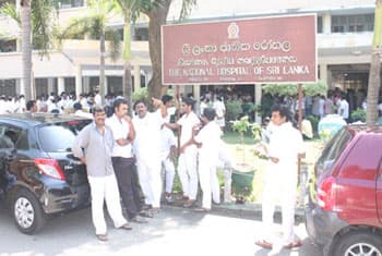 VIDEO: Hospital junior staffs launch strike