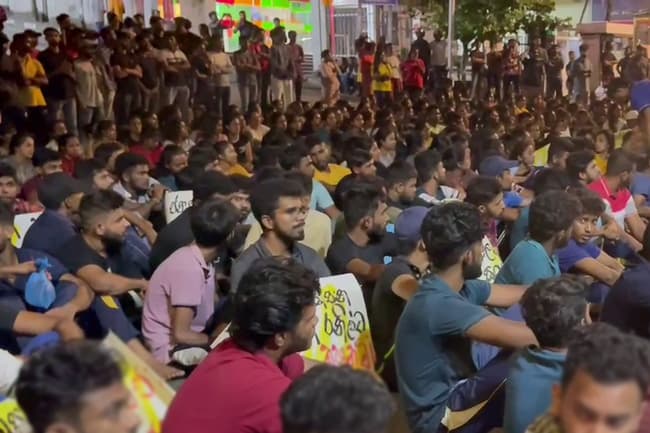 Students surround administrative building of Kelaniya Uni
