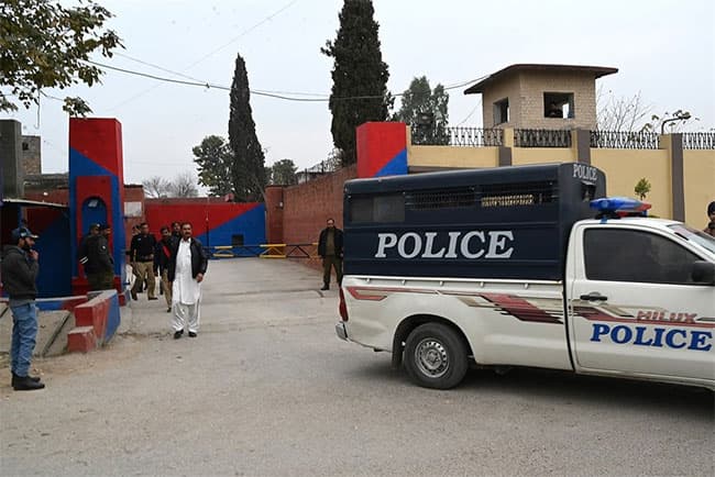 At least 10 killed in attack on police station in Pakistan