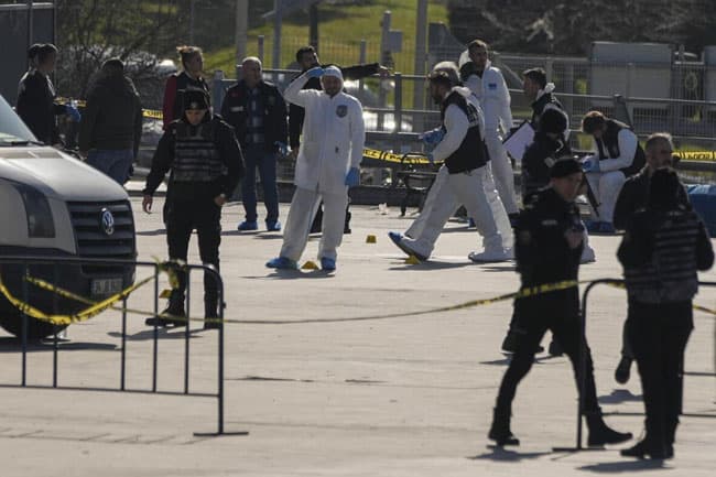 1 person killed and 2 assailants shot dead during an attack on a Turkish courthouse