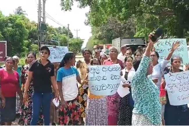 Colombo - Wellawaya main road blocked due to protest