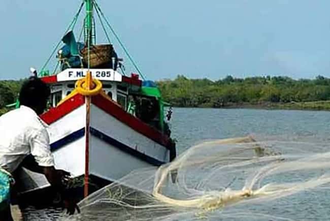 Sri Lankan fishermen protest against Indian counterparts for alleged poaching