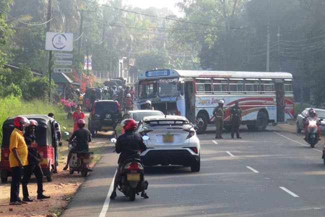 Five including foreigners injured in bus-car collision in Dambulla
