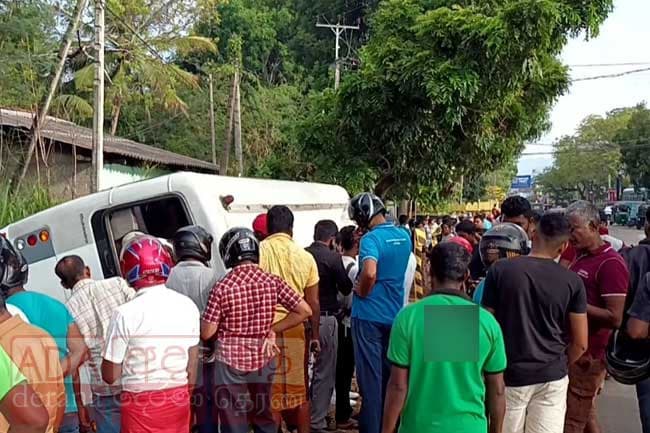 15 including schoolchildren injured in bus accident in Wellawaya