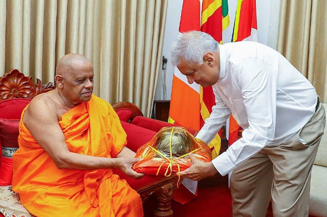 President calls on Chief Prelates of Malwatu and Asgiri chapters