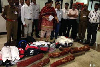 Red sanders seized from Colombo-bound smugglers