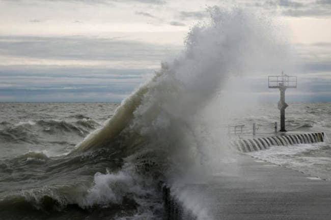 ‘Red’ alert issued over strong winds and rough seas