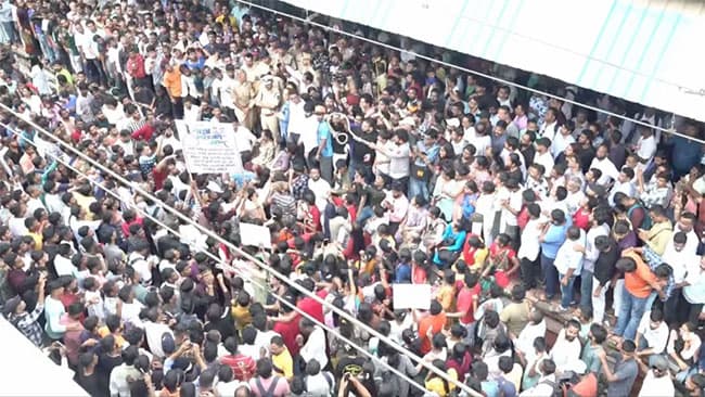 Protest over sexual assault of school girls in India’s Maharashtra turns chaotic