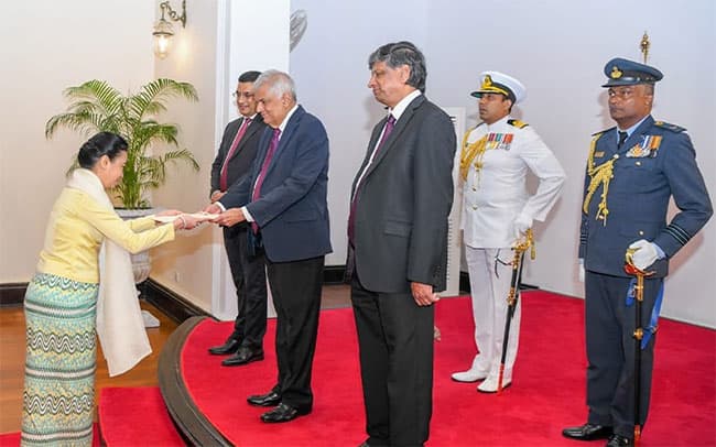 Five new envoys present credentials to the President