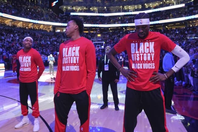 Fans boo US national anthem at NHL & NBA games in Canada against Trump’s tariffs