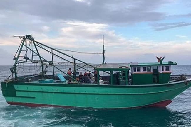 Navy arrests 32 Indian fishermen, five boats seized