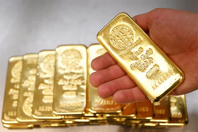Gold climbs to record high as tariff worries bolster safe-haven demand