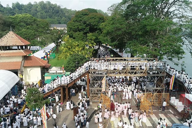 Second day of ‘Siri Dalada Vandanawa’ draws massive crowds to Kandy