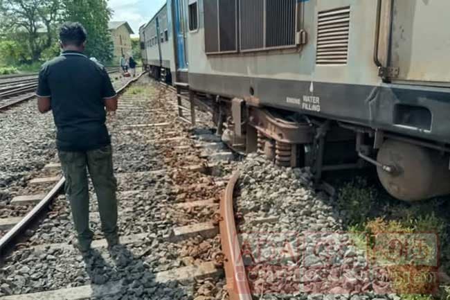 Train derails near Colombo Fort railway station