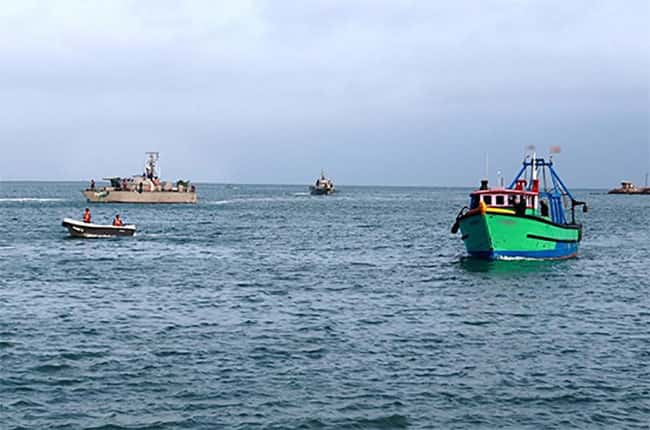 Tense situation reported between navy and several fishermen in Trinco seas