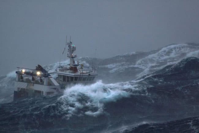 ‘Red’ warning issued for strong winds and rough seas