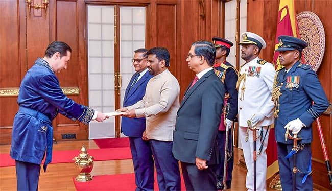 Five new foreign envoys present credentials to the President